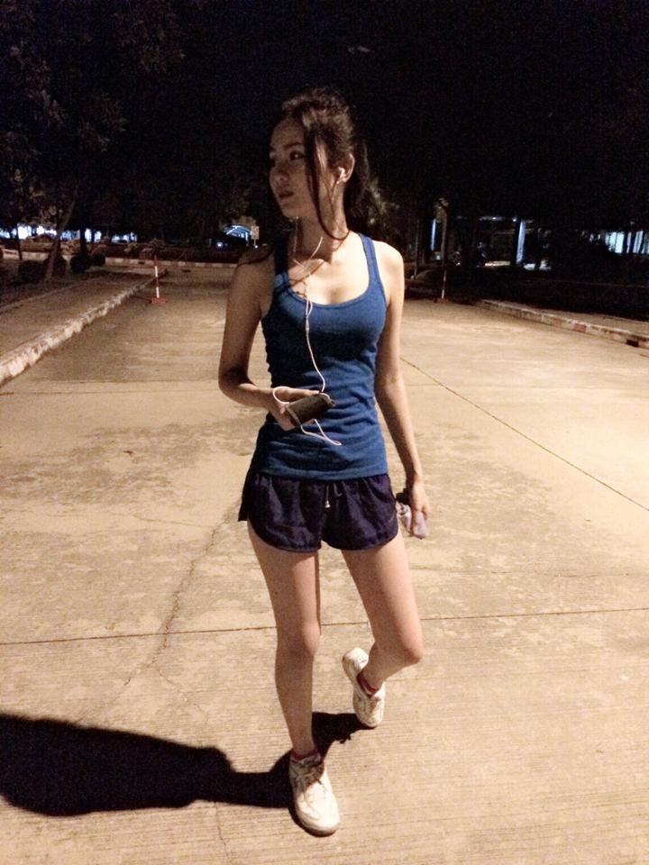 女生跑步入门,想问下跑步时穿什么样的服装?求