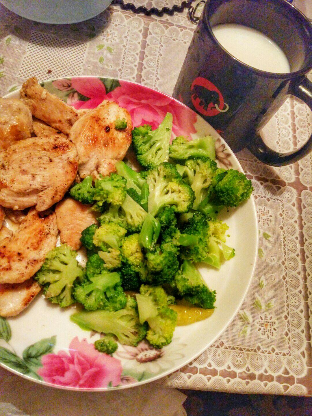 身小白,上半身肌肉少得可怜,请了一个月私教,基