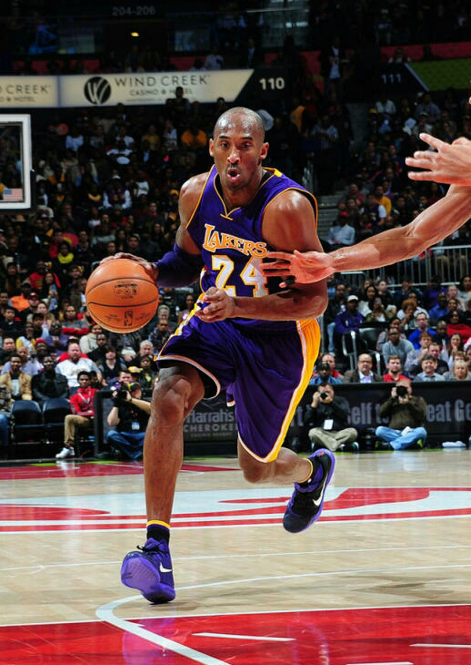 巅峰科比的进攻犀利无解,但是现如今的湖人仍然将科比置于首发位置上