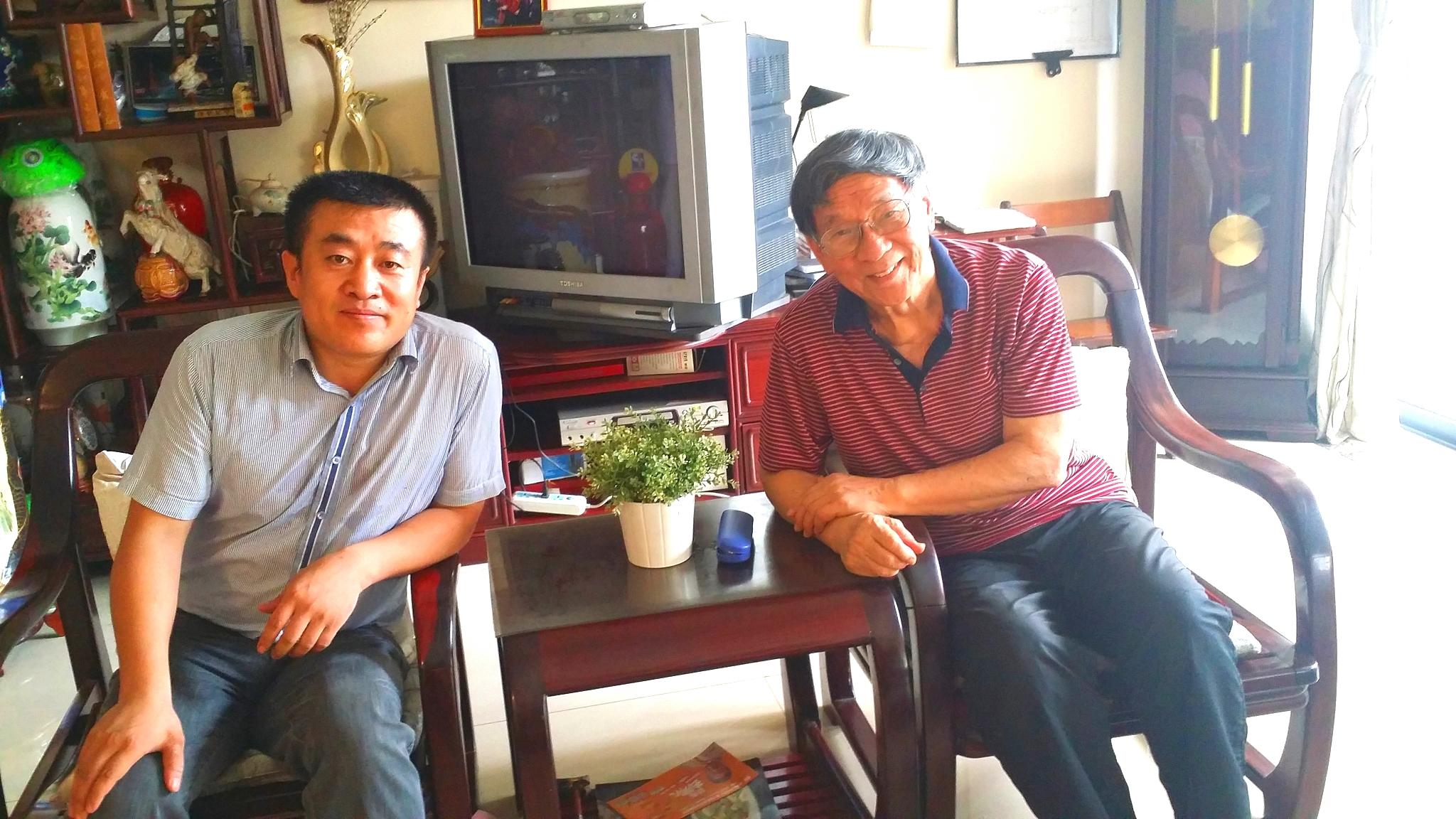 著名书法家卢有光老先生为粒中言题字:粒粒健康 言中有物