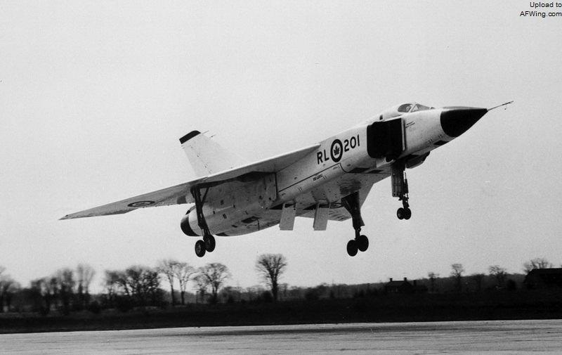 缓缓滑出,现场约11万人连同1000贵宾见证了世界上最先进截击机的下线