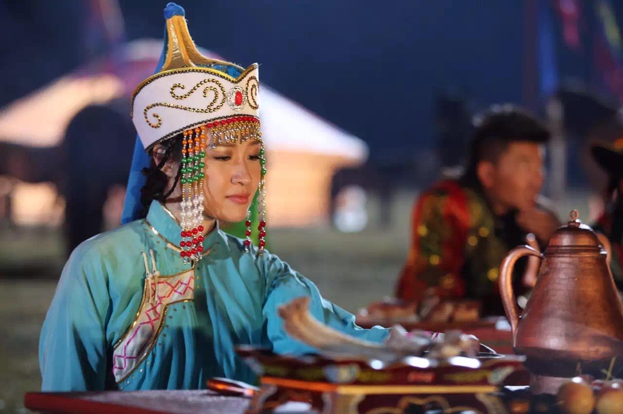 绝地逃亡里那个和成龙合唱的蒙古美女是谁?