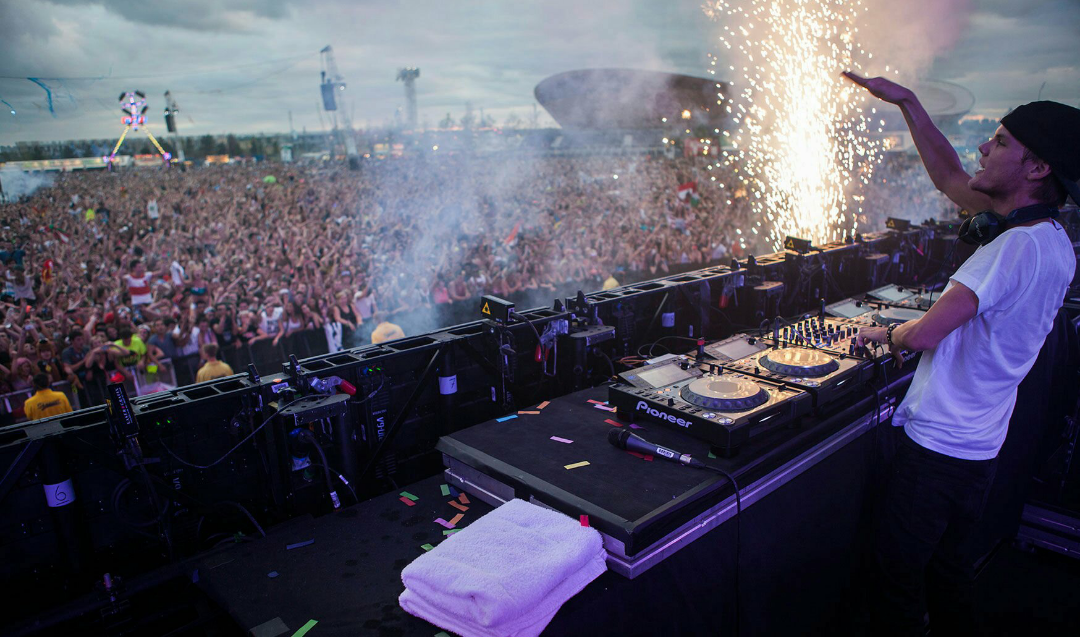 dj看舞池里的人跟着自己放的曲子跳舞跳的很嗨时心里在想些什么有什么