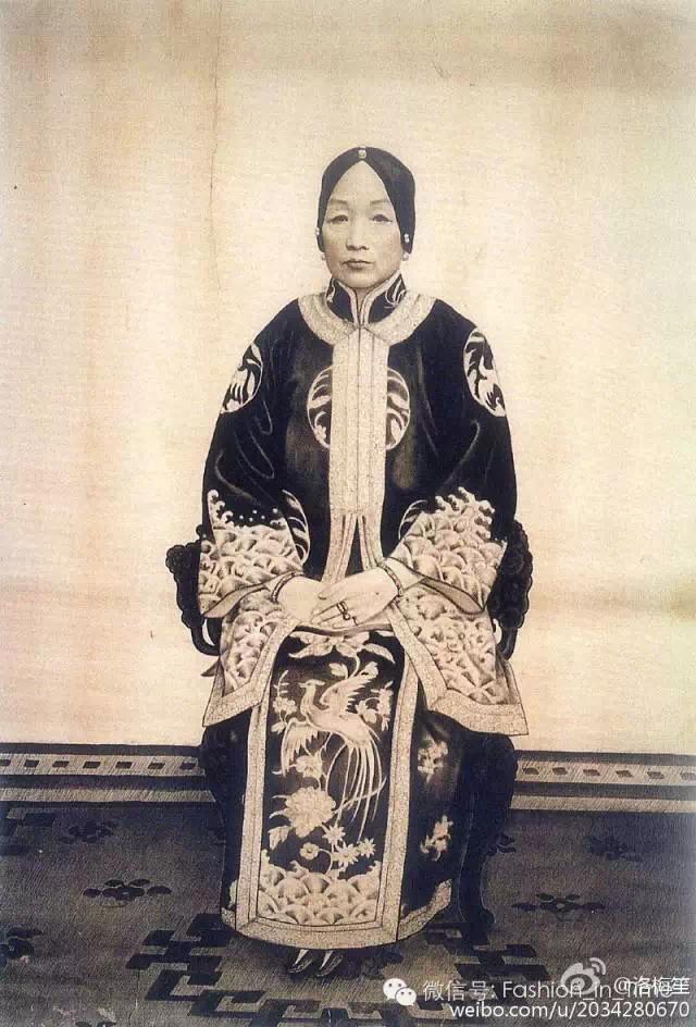 在做操与许多人的认知不同,民国并不是一个只穿旗袍的时代,1910年代