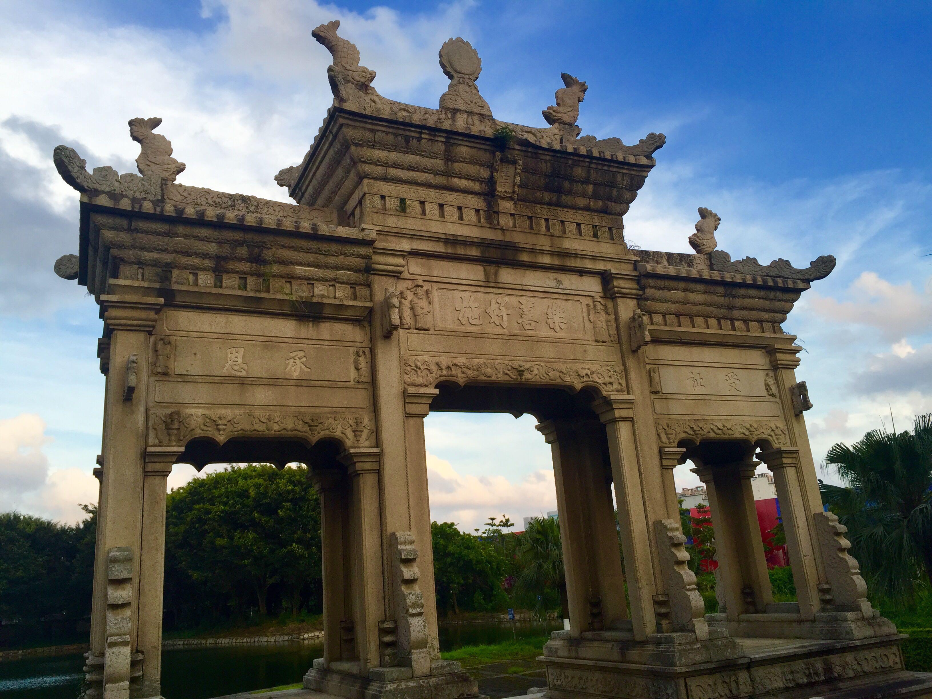 陈家大宅中本有四座牌坊.