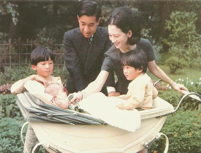 在那个年代美智子皇后是日本人心中典型的大和抚子的代表,母仪天下的