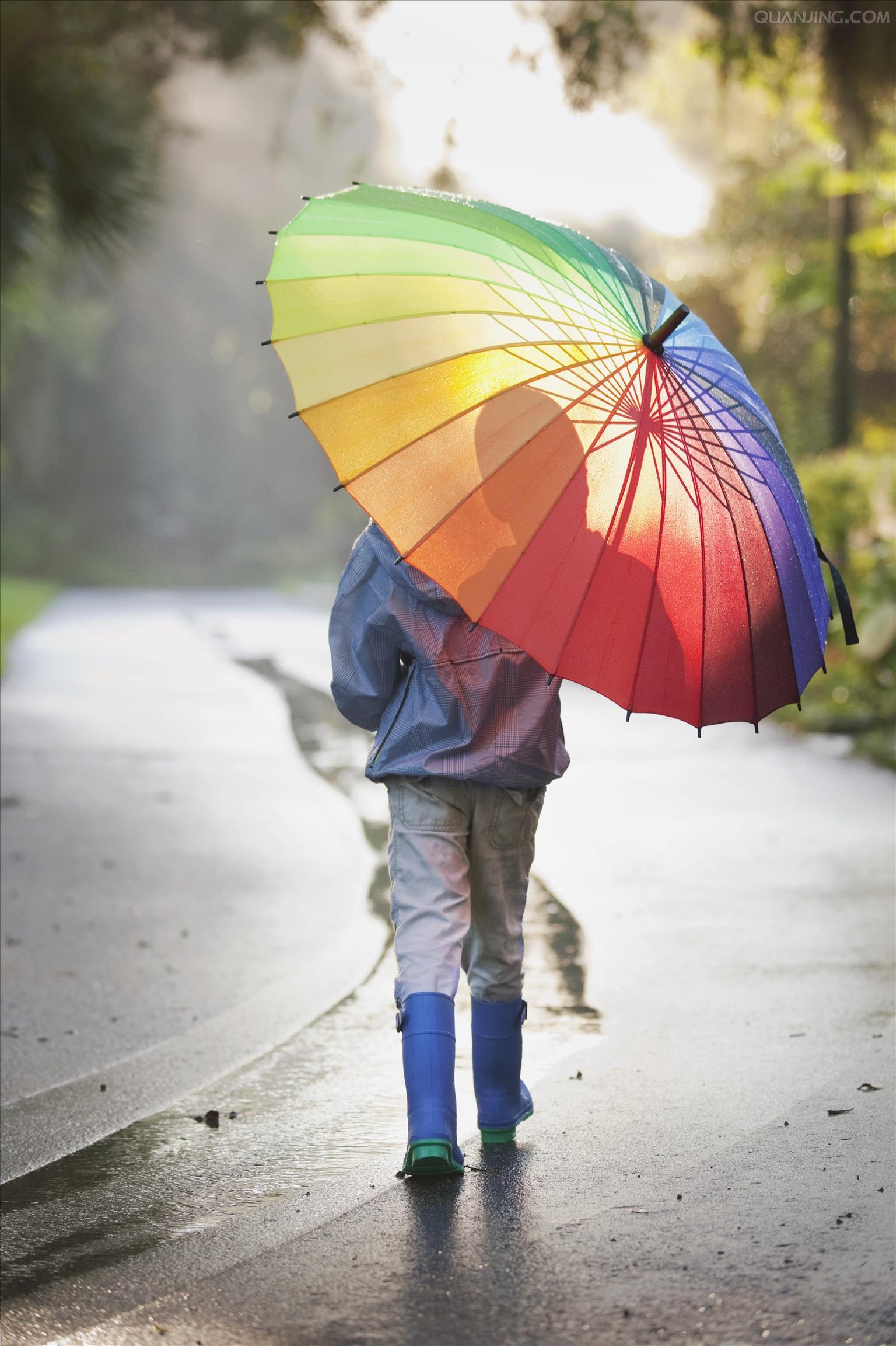 漂亮有趣的小孩拿着伞在雨中玩耍照片摄影图片_ID:164383705-Veer图库