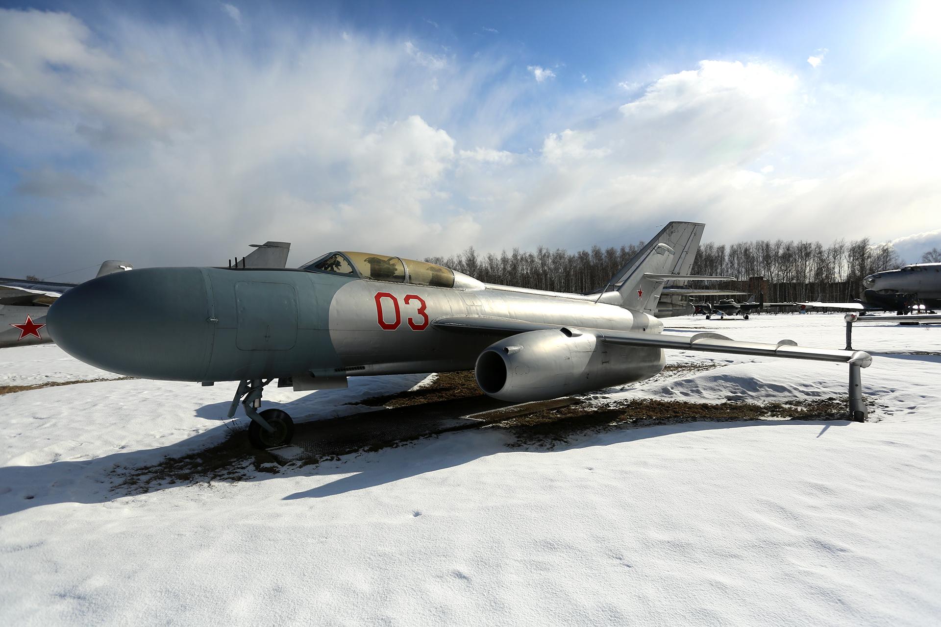 的正对面是我不太懂的雅克夫列夫展区,从上到下分别是雅克-23,雅克-25