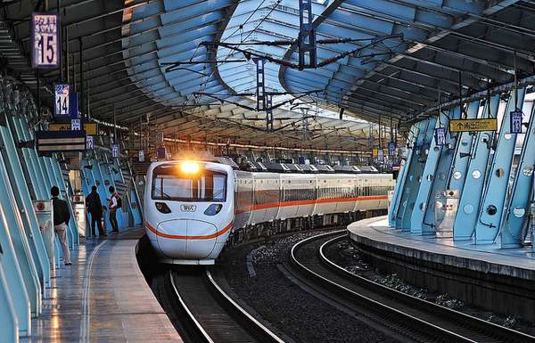 位于台北 - 基隆沿基隆河的河谷走廊中点位置,近年来因应台铁捷运化计