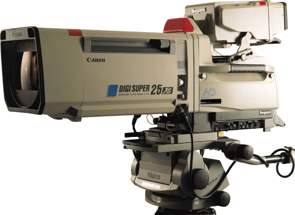 也有些场合使用机架安装了肩扛摄像机,但是不是使用箱式镜头