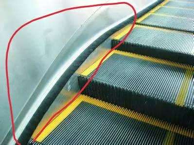 禁止穿洞洞鞋乘坐扶梯,其实是为了防止洞洞鞋卷入梯级与围裙板之嫉哪