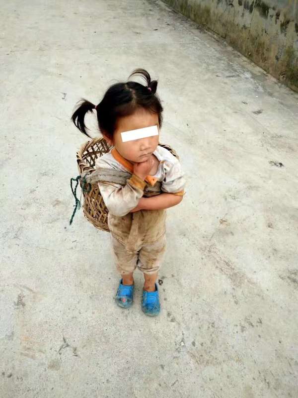 衣衫褴褛背箩筐的小女孩