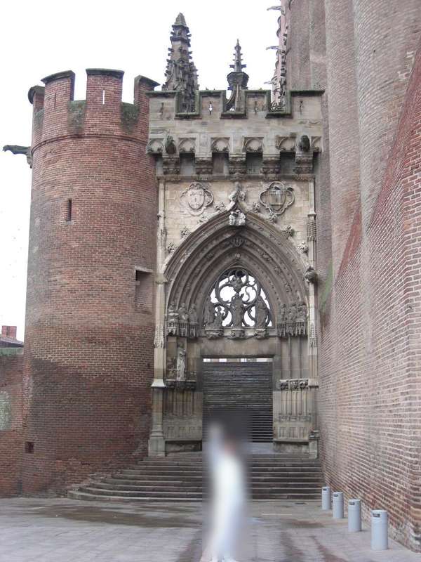 但是依然华丽无比,教堂的正面极其雄伟,很像是指环王里面索隆的魔都