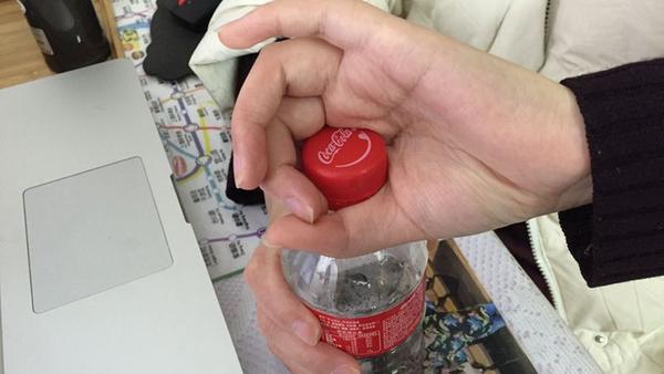 为什么很多力气小的人拧不开瓶盖,饮料厂商不去优化瓶盖?