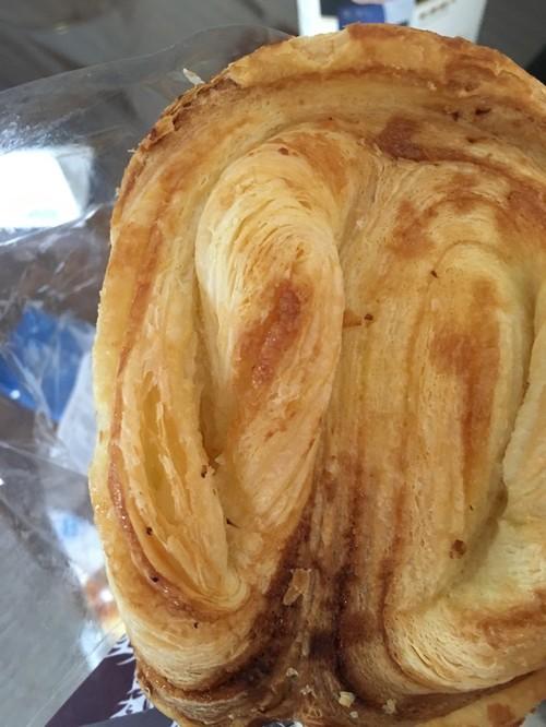 国际饭店蝴蝶酥绝对最爱,分为甜的和咸的,我最爱甜的,一层一层的酥皮