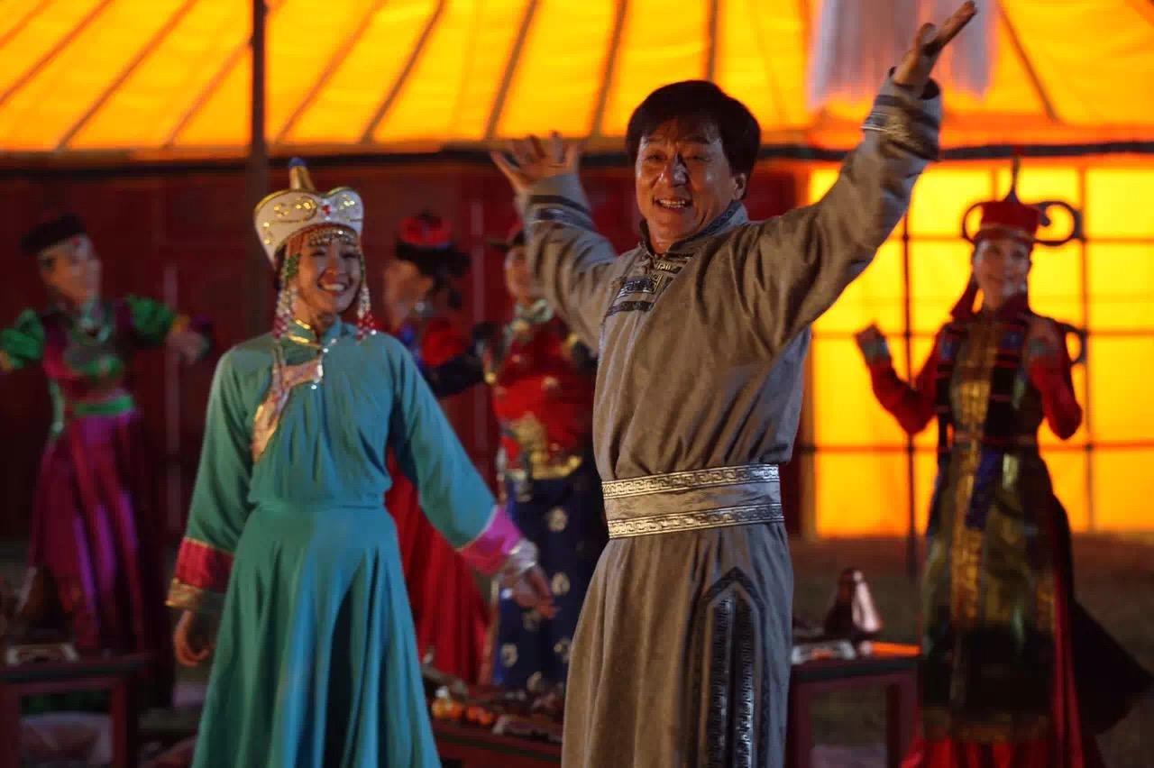 绝地逃亡里那个和成龙合唱的蒙古美女是谁?