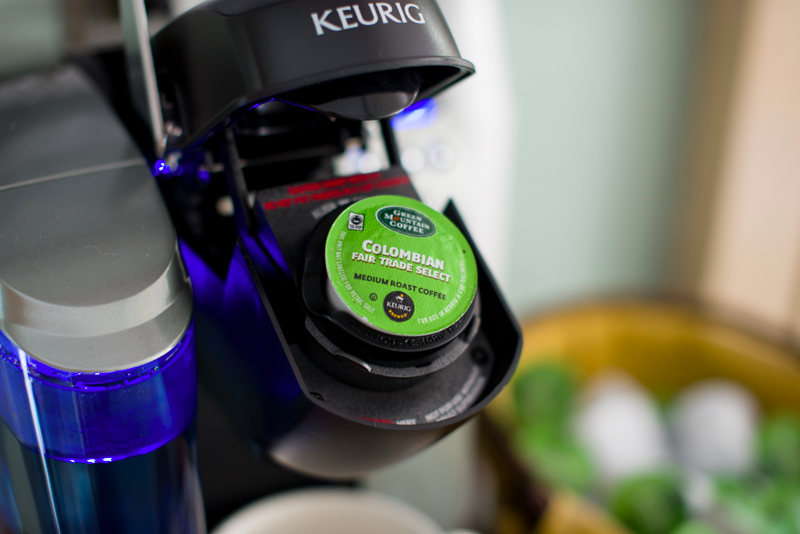 从商业模式上来说,星巴克主要靠从店里卖咖啡盈利,但是绿山咖啡是没有