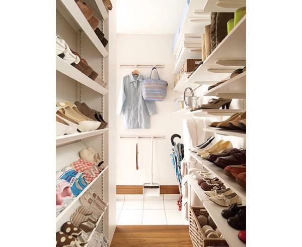 这样,进门的物品和客厅的各种杂物都可以非常方便的关到收纳空间里面