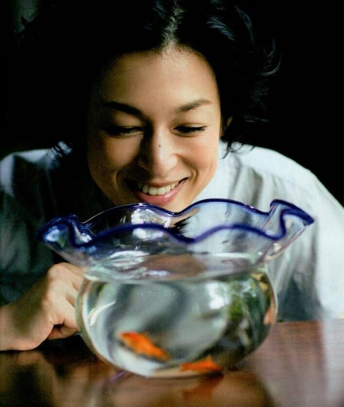 这张体现的不明显的话,让我们来看一下赤名莉香的近照.