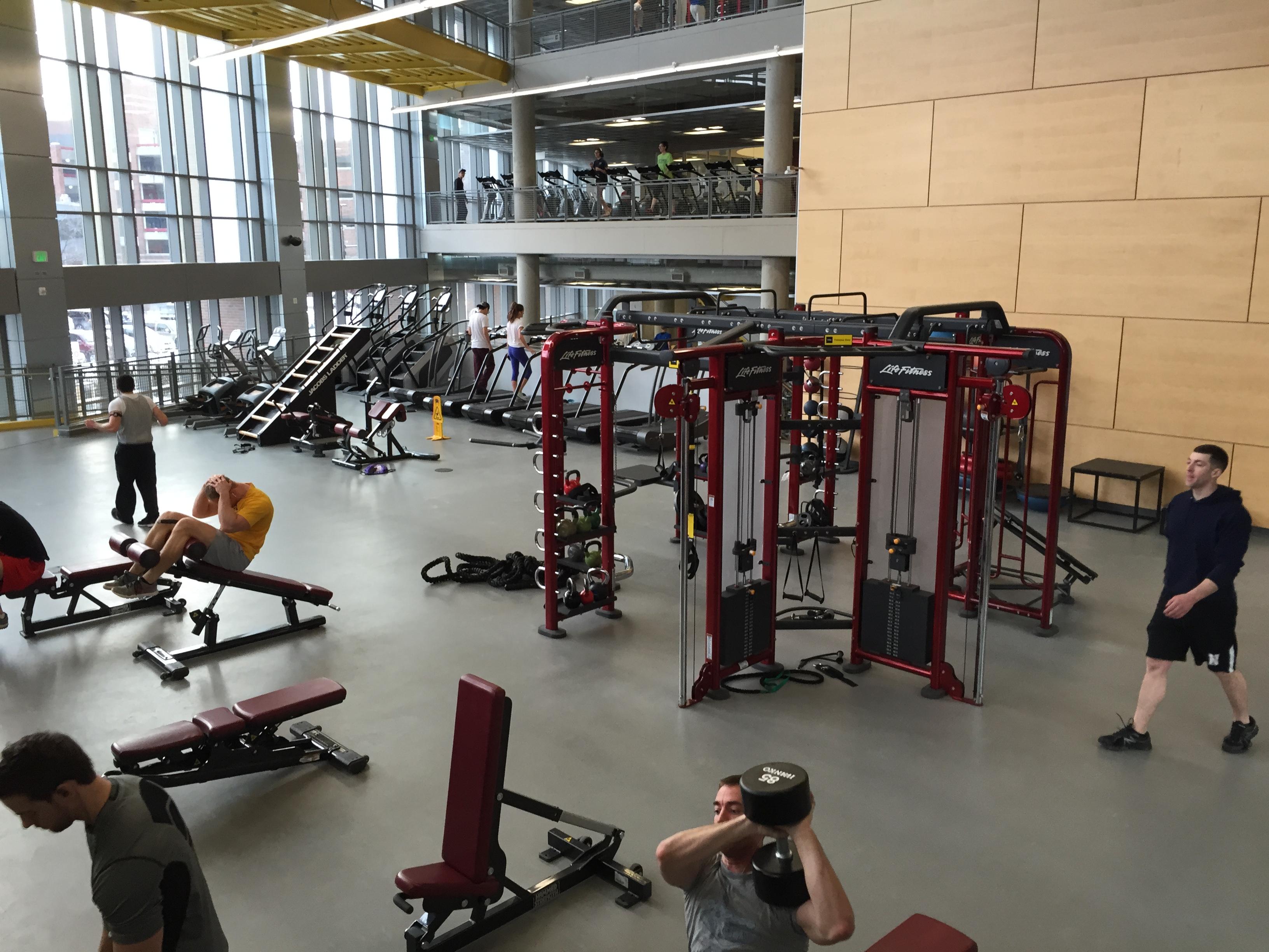 健身房新馆有氧器械,哑铃区,和龙门架一角