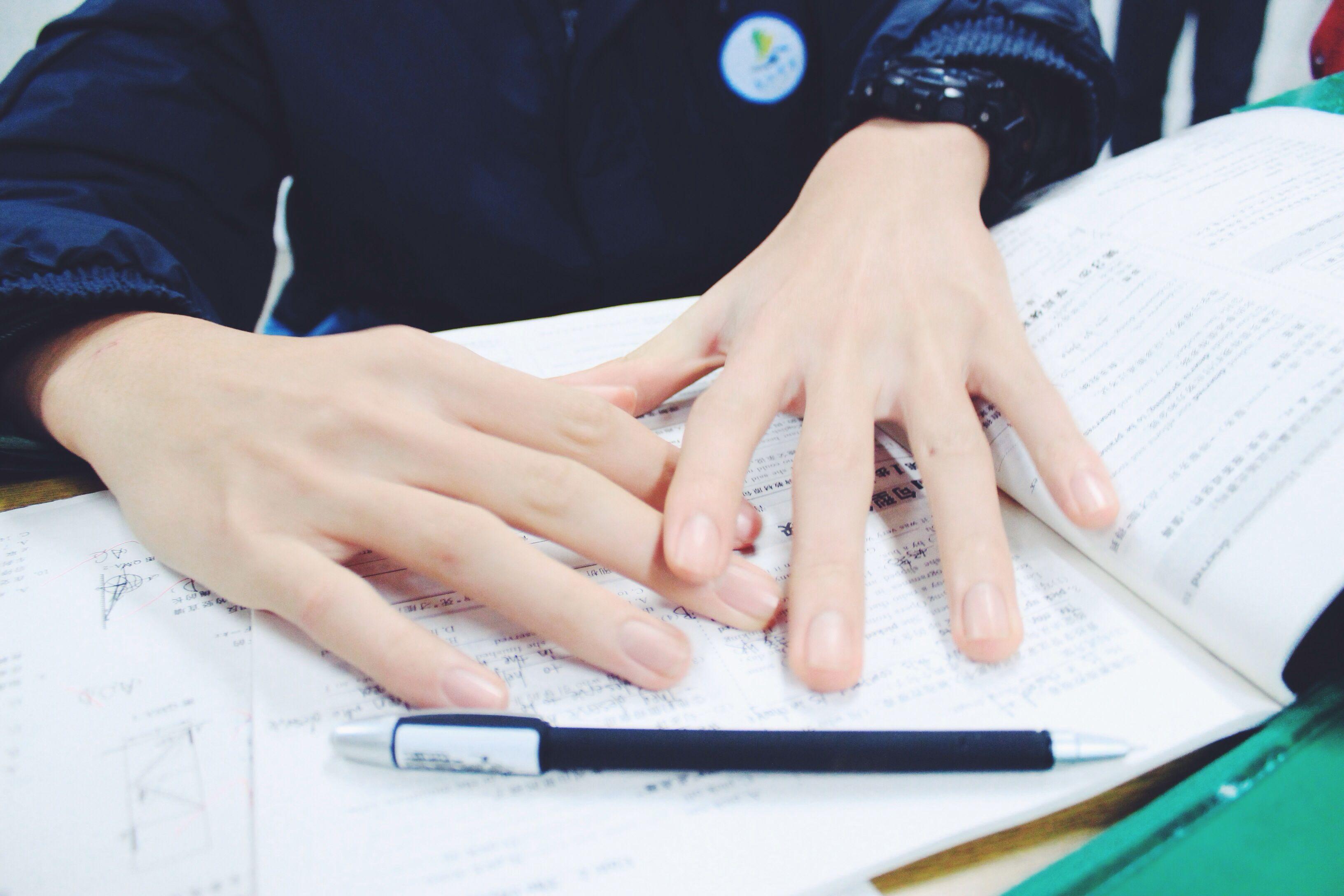 学生党 后桌男生的手  显示全部
