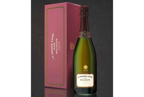 有展现他们喝的香槟的瓶标,但在原著里写了,这是一瓶bollinger grande