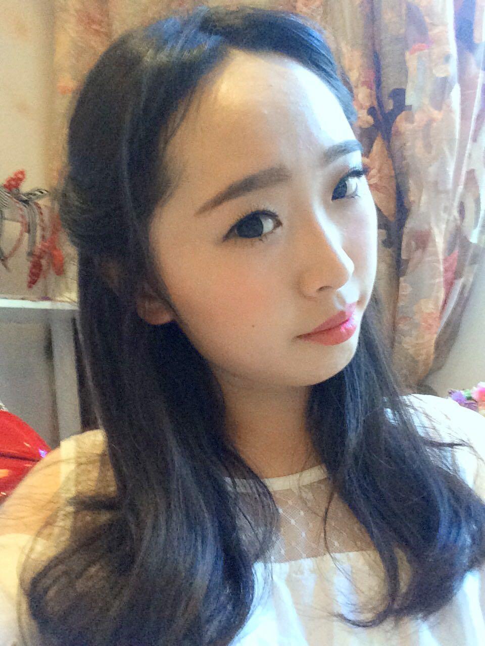 <em>额头</em>比较高的女生适合中分发型吗? - 发型 - 知