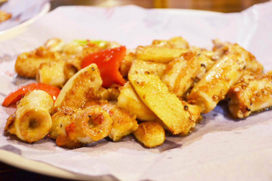 先上来煎焗竹肠,小肠的口感和大肠完全不同,嚼起来非常的爽脆,一咬开