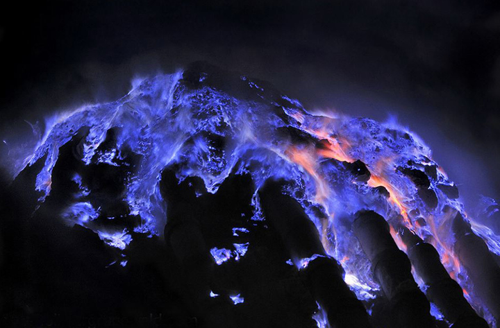 咱继续说图,比如硫燃烧我配的是这个图,某地山爆发,引燃山上的硫