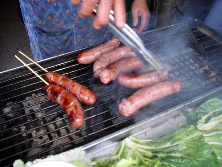 路边摊上卖的台湾手抓饼,台式烤肠等真的是从台湾来的吗?