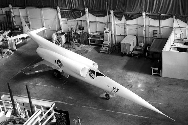 2. X-3 stiletto �̽���������˹��������Ǹ�������˾��ơ���Ƚ�XB-70��ʵս������ΪX-Plane�����һԱ��X-3���ڵ�Ŀ���Ǵ�ʵ���Եġ��������ϣ������F-104����ķɻ������˴������Լ�����˵��ݺ�Ȼ��������������Լ��ӵ�����ɡ����ε��Ƿɻ��ķ�������������һֱû�н�����������䲻��1���յ�ʱ���Լ�������һ�ܾ�ֱ�ӽ��������վ�����ݵ����ˡ�