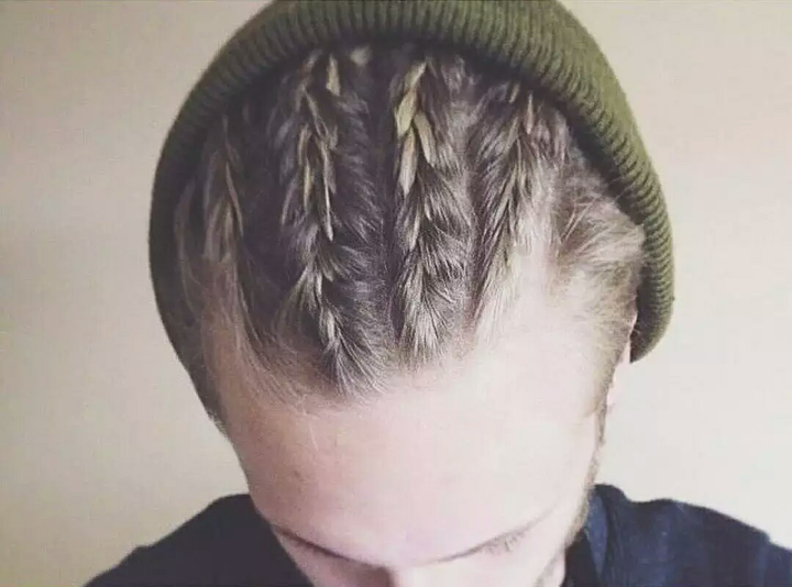男生怎样编贴头皮的辫子?求方法?