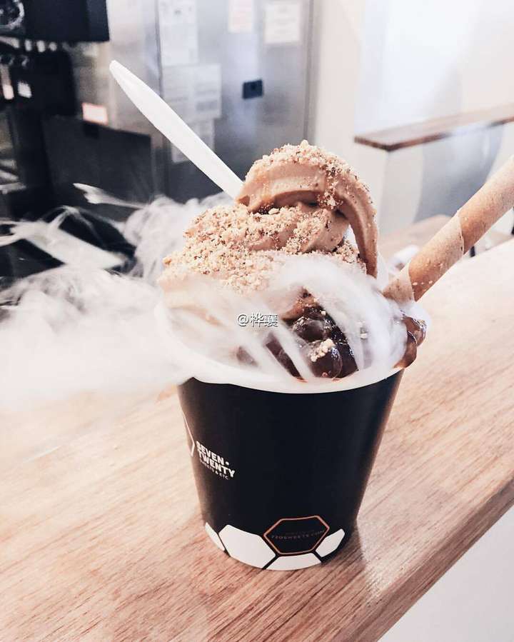 上层的冰淇淋从机器里拧出来之后 放到装了干冰和水的一次性杯子里