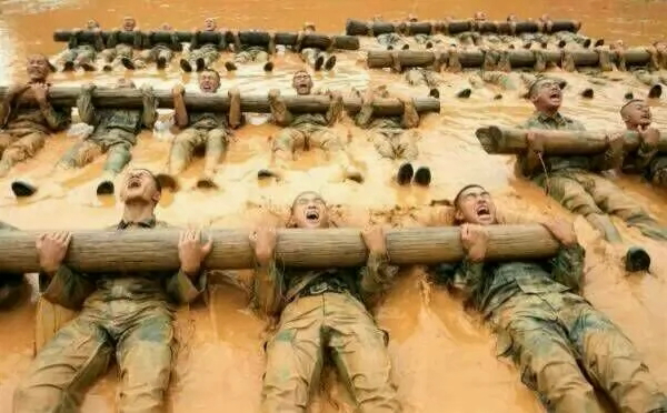 那么多人询问怎么健身不伤身,但是当兵的多数都肌肉发达,所以健身动作