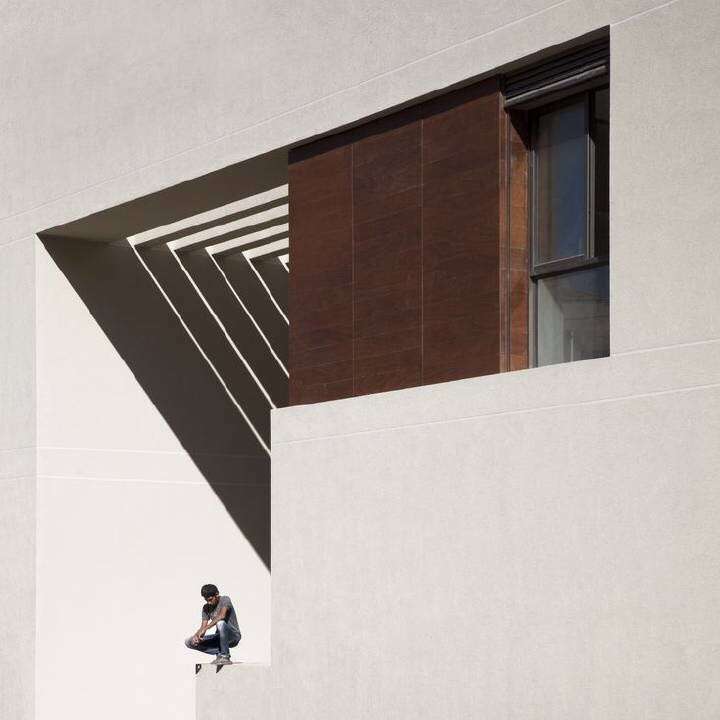 一座建筑的全貌与局部细节有哪些拍摄到位的构图与视角?