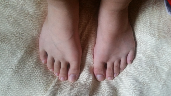 本人穿36码的鞋子脚宽10cm.嗯,脚长22cm,宽10cm(_)