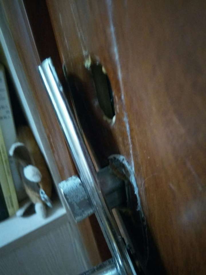 卧室门锁坏了自己在卧室里怎么自救