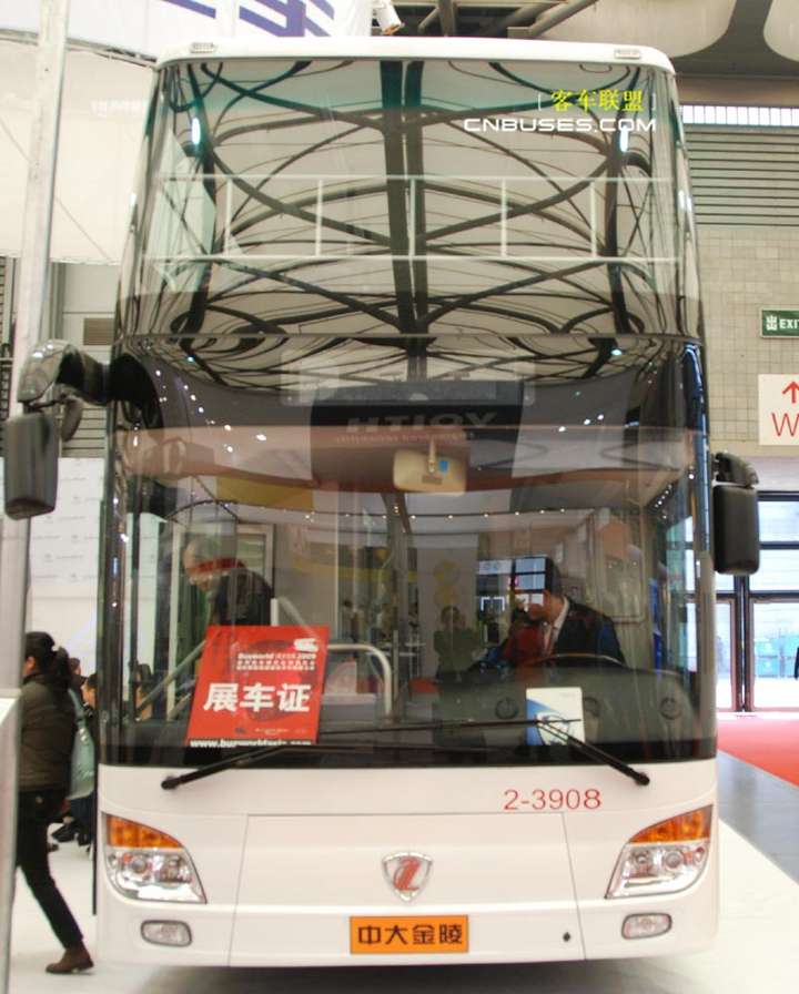 它来自南京,曾经和长江一同风靡大江南北;它曾代表了中国双层客车