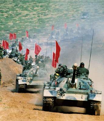 近现代战争坦克集群对抗如何安排阵型,有哪些真实战例吗?