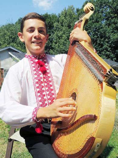 右图美女拿的是什么乐器?