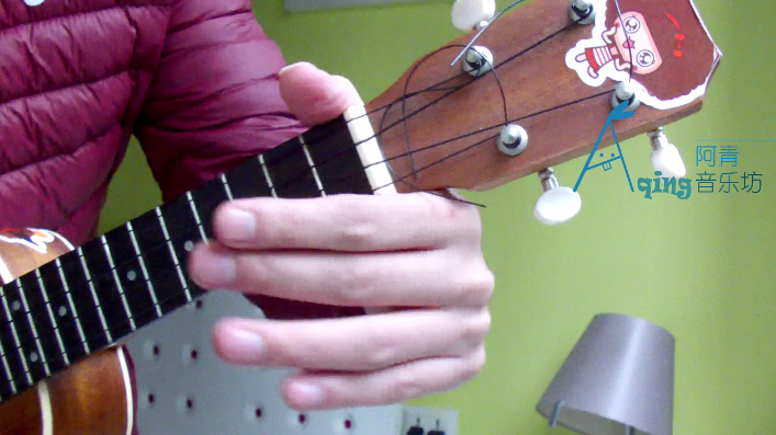 尤克里里左手怎么握琴啊,琴颈是要靠在虎口上吗?