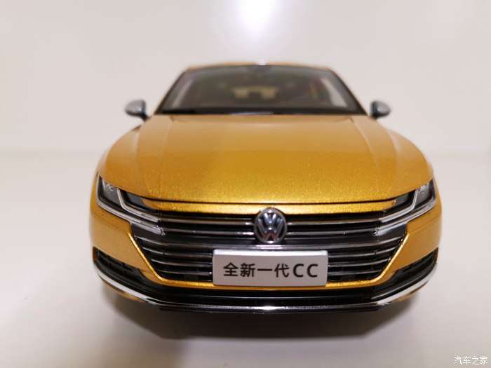 新款大众cc金色顶配车模棚拍,感受它的魅力