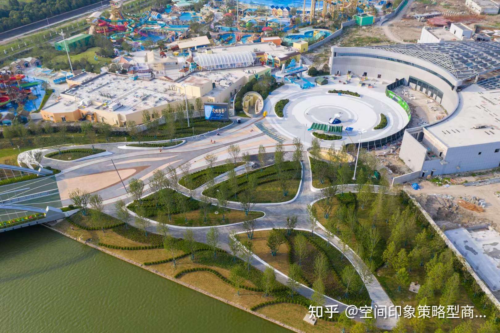 空间印象策略型商业设计机构 的想法: 海盐融创陆乐园现场的树儿抽