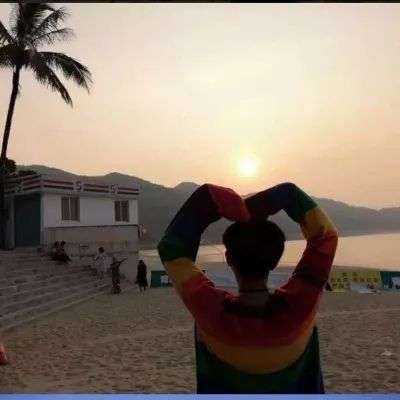 有没有两个人一起看日出人影比较小但看的出男女的情侣头像