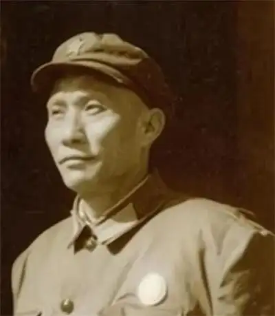 副团长熊招来,漏掉了后来犯错误的团参谋长杨上堃,总支书记朱遵斌