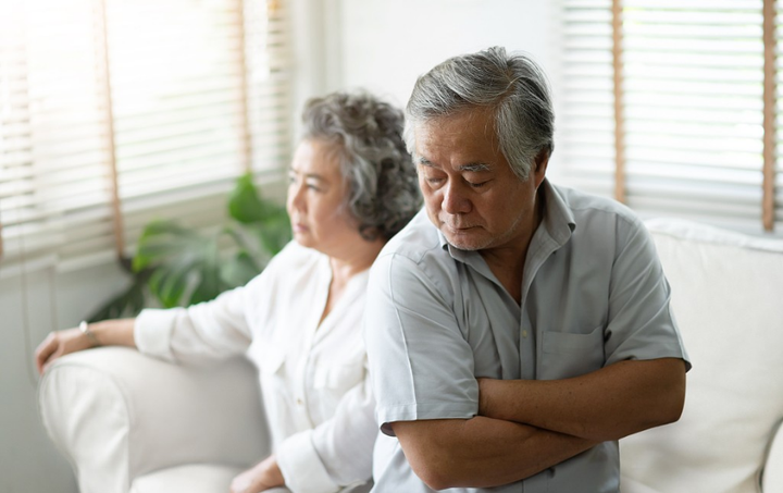 62岁退休大爷经常做梦跟人吵架苏醒后胸口狂跳是身体发出信号