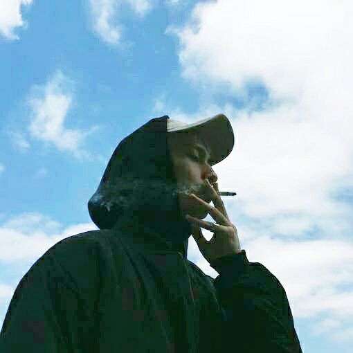 谁有戴鸭舌帽抽烟的男生头像背景色要单一白色是一个人的站着的