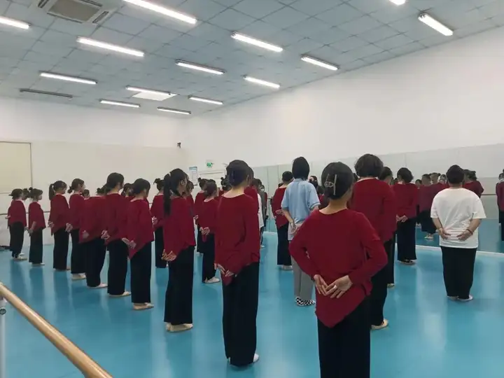 青春印记 | 奋楫笃行 • 一路生花 ——21幼儿保育二班班级风采(图5) 青春印记 | 奋楫笃行 • 一路生花 ——21幼儿保育二班班级风采(图5)