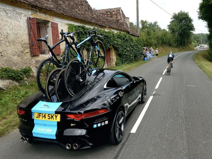 越野车顶的自行车是怎么装上去的