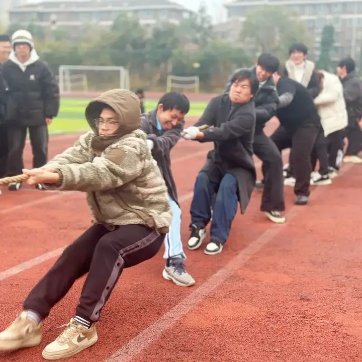 浙江省广播电视中等专业学校富阳校区拔河比赛圆满落幕!(图4) 浙江省广播电视中等专业学校富阳校区拔河比赛圆满落幕!(图4)